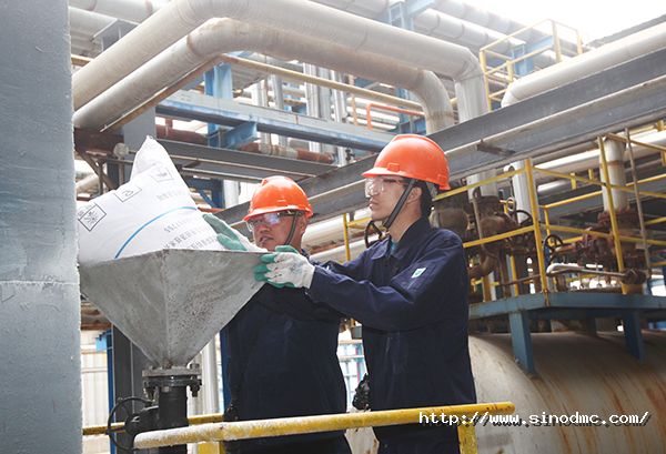 生物燃料车间员工在加催化剂