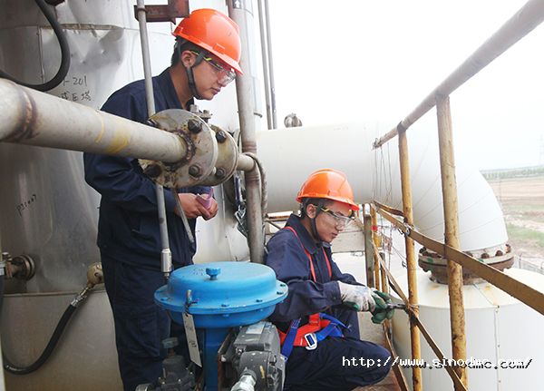 乙腈车间员工对隐患进行整改