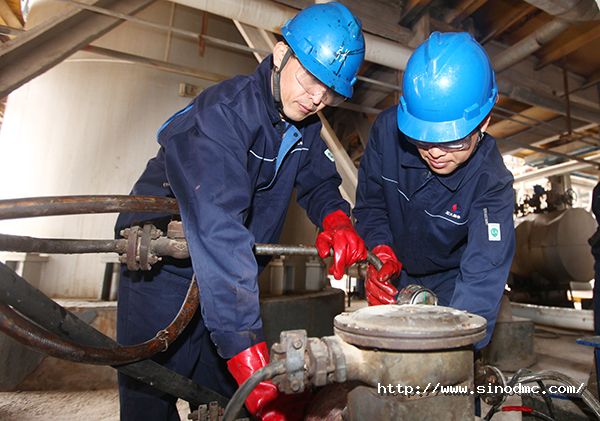 机修车间员工对机泵进行维修