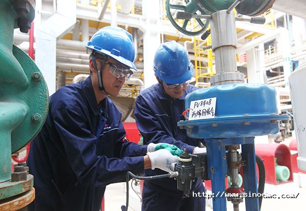 仪表车间员工在调校设备