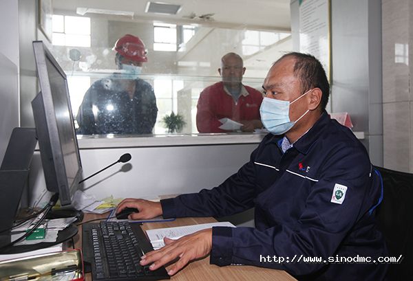 营销大厅人员为客户办理业务